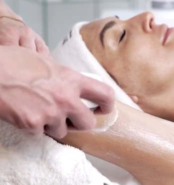 EDNA-ONE facial radiofrequency device.